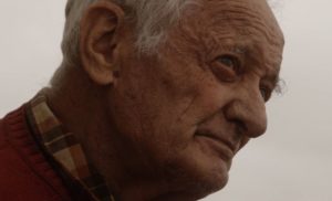 Georges regarde ses parcs, et explique a ses petits enfants